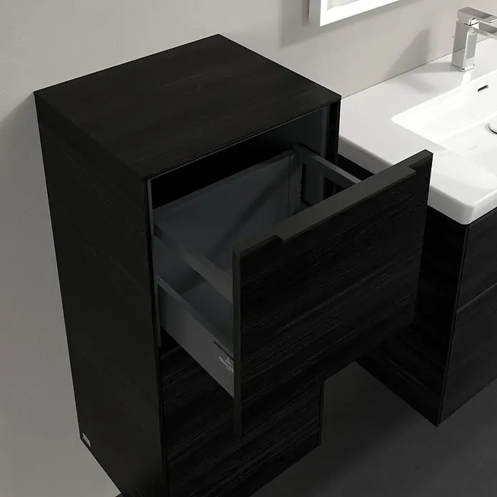 Villeroy & Boch Subway 3.0 Seitenschrank - B x T x H: 40 x 36,2 x 86 cm, Black Oak, DIN Anschlag: Links, Farbe Griff: Volcano Black - Nahaufnahme eines modernen Badezimmerschranks mit offener Schublade, der elegantes Design und Funktionalität vereint.