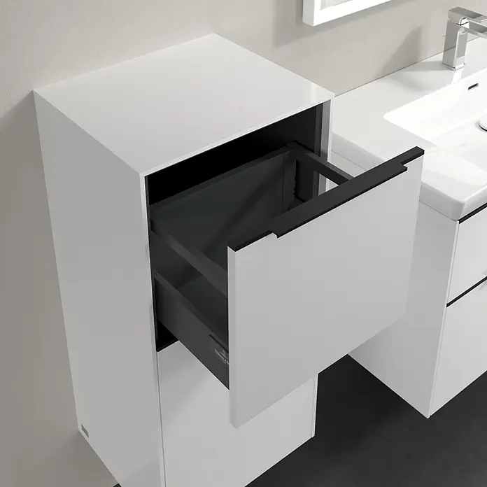 Villeroy & Boch Subway 3.0 Seitenschrank - B x T x H: 40 x 36,2 x 86 cm, Brilliant White, DIN Anschlag: Links, Farbe Griff: Volcano Black - Der weiße Waschtischunterschrank mit offener Schublade bietet stilvollen Stauraum im Badezimmer. Die dunklen Griffe setzen moderne Akzente.