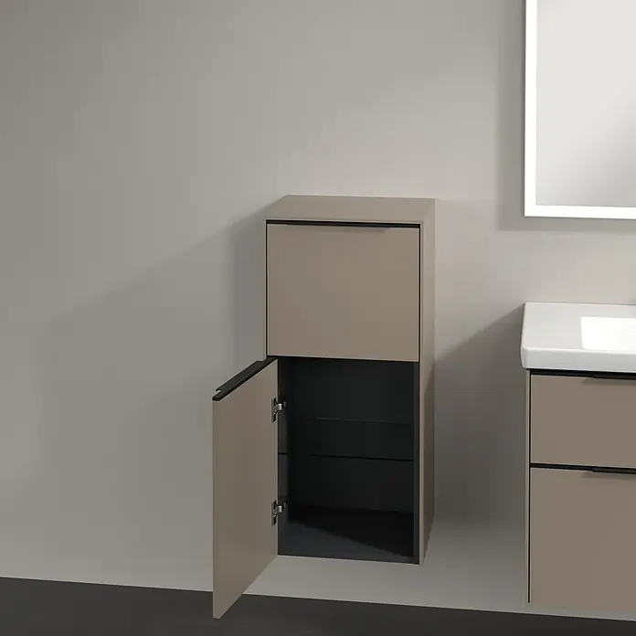 Villeroy & Boch Subway 3.0 Seitenschrank - B x T x H: 40 x 36,2 x 86 cm, Taupe, DIN Anschlag: Links, Farbe Griff: Volcano Black - Dieses Bild zeigt einen Badezimmerschrank in Beige mit einer offenen Tür, der an einer Wand in einem Badezimmer montiert ist.