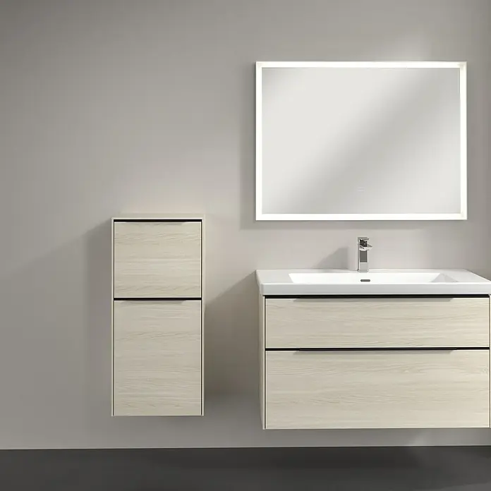 Villeroy & Boch Subway 3.0 Seitenschrank - B x T x H: 40 x 36,2 x 86 cm, White Oak, DIN Anschlag: Links, Farbe Griff: Volcano Black - Modernes Badezimmer-Set mit Waschtischunterschrank, Hochschrank und Spiegel mit LED-Beleuchtung in hellem Holzdekor.