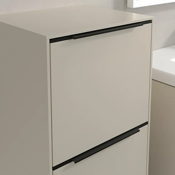 Villeroy & Boch Subway 3.0 Seitenschrank - B x T x H: 40 x 36,2 x 86 cm, Cashmere Grey, DIN Anschlag: Links, Farbe Griff: Volcano Black - Nahaufnahme eines cremefarbenen Badezimmerschranks mit schlanken, schwarzen Griffen, der modernes Design und Funktionalität vereint.