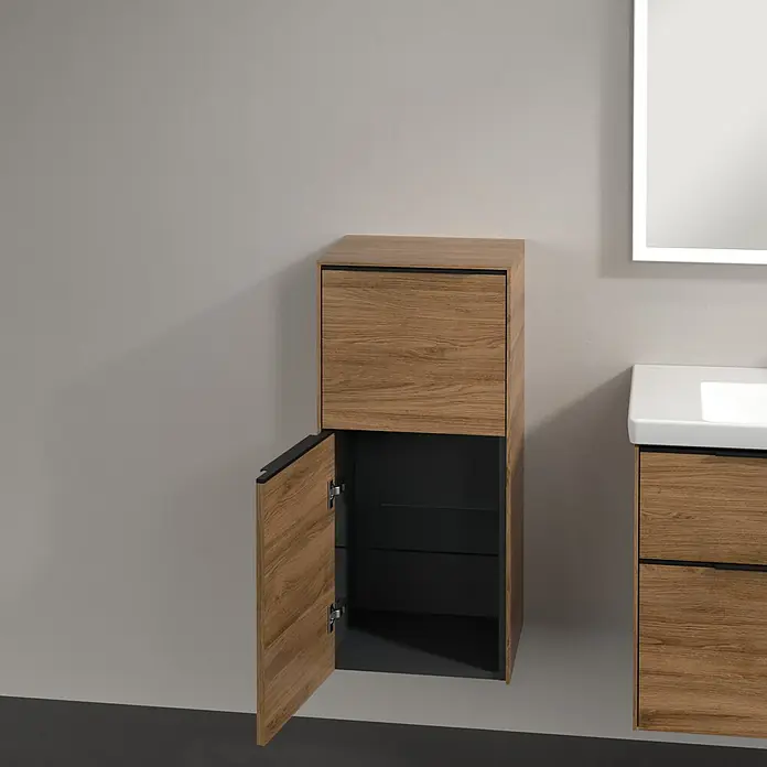 Villeroy & Boch Subway 3.0 Seitenschrank - B x T x H: 40 x 36,2 x 86 cm, Kansas Oak, DIN Anschlag: Links, Farbe Griff: Volcano Black - Ein modernes Badmöbel mit einer Holztür, die geöffnet ist, und einem schwarzen Innenraum, neben einem Waschbecken.
