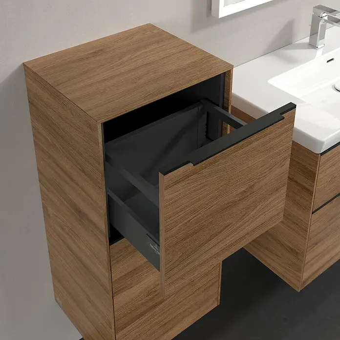 Villeroy & Boch Subway 3.0 Seitenschrank - B x T x H: 40 x 36,2 x 86 cm, Kansas Oak, DIN Anschlag: Links, Farbe Griff: Volcano Black - Detailaufnahme eines modernen Badezimmerschranks mit offenem Schubfach, der das elegante Design und die Funktionalität des Möbelstücks hervorhebt.