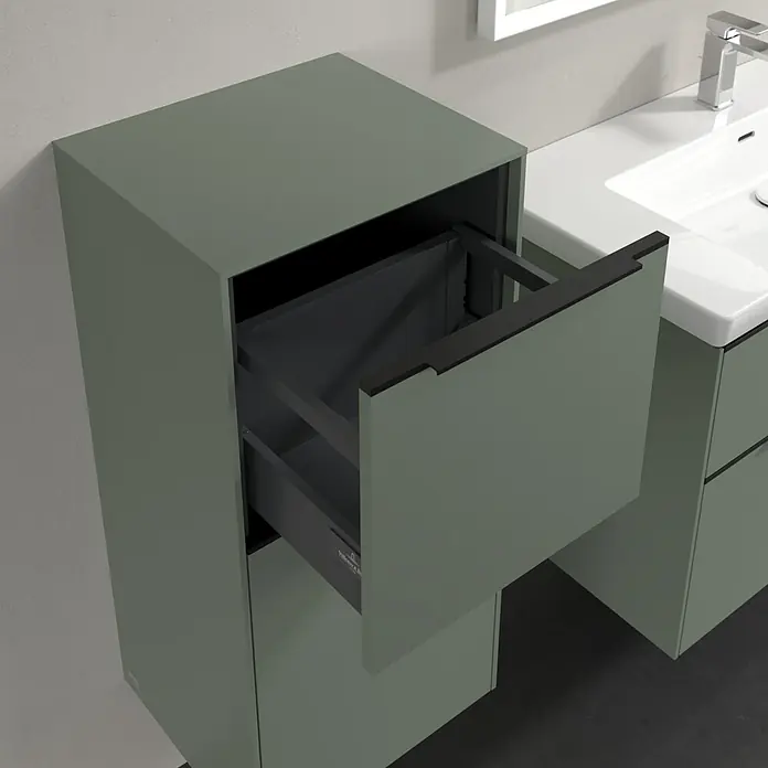 Villeroy & Boch Subway 3.0 Seitenschrank - B x T x H: 40 x 36,2 x 86 cm, Soft Green, DIN Anschlag: Links, Farbe Griff: Volcano Black - Modernes Badezimmer mit Unterschrank in Grün, Schublade offen, neben einem Waschbecken mit Armatur.