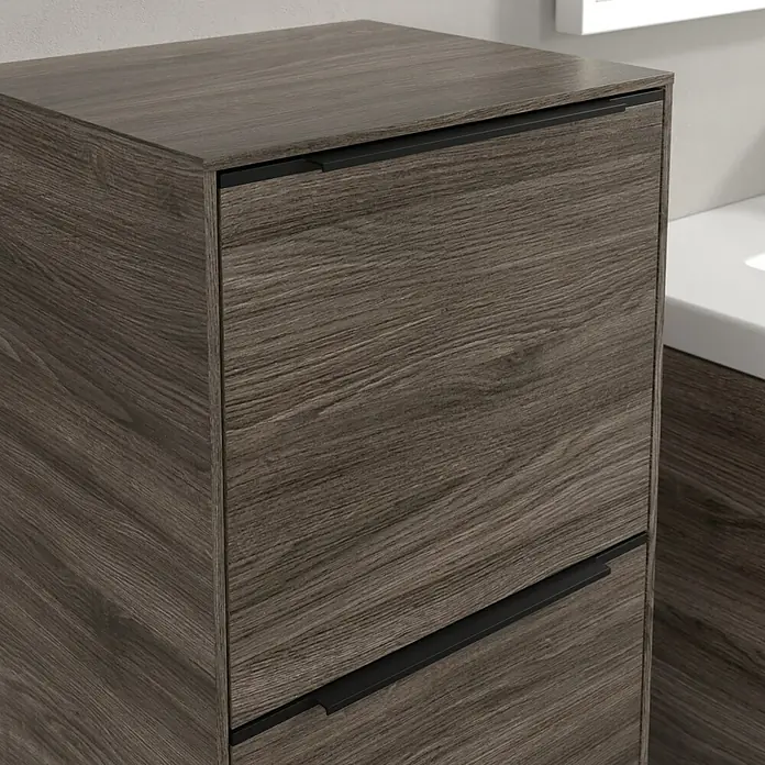 Villeroy & Boch Subway 3.0 Seitenschrank - B x T x H: 40 x 36,2 x 86 cm, Stone Oak, DIN Anschlag: Links, Farbe Griff: Volcano Black - Nahaufnahme eines modernen, holzfurnierten Badezimmerschranks mit zwei Schubladen und schlanken, schwarzen Griffen. Elegantes Design mit minimalistischer Ästhetik.