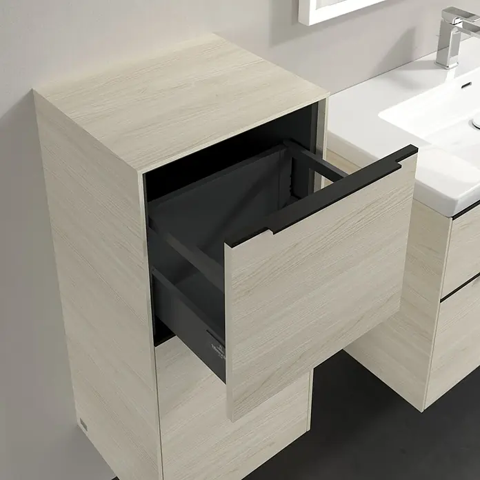 Villeroy & Boch Subway 3.0 Seitenschrank - B x T x H: 40 x 36,2 x 86 cm, White Oak, DIN Anschlag: Links, Farbe Griff: Volcano Black - Moderner Badezimmerschrank mit offener Schublade in hellem Holzdesign für stilvolle Badgestaltung.