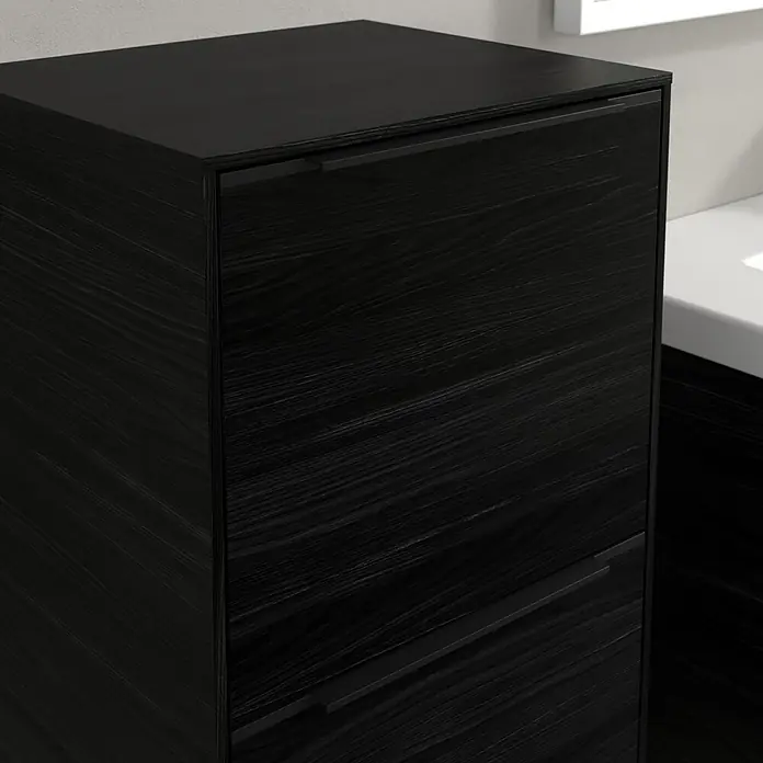 Villeroy & Boch Subway 3.0 Seitenschrank - B x T x H: 40 x 36,2 x 86 cm, Black Oak, DIN Anschlag: Links, Farbe Griff: Volcano Black - Nahaufnahme eines schwarzen Badezimmerschranks mit Holzstruktur und Griffen. Das moderne Design passt gut in ein stilvolles Bad.