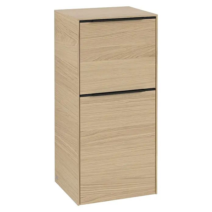 Villeroy & Boch Subway 3.0 Seitenschrank - B x T x H: 40 x 36,2 x 86 cm, Nordik Oak, DIN Anschlag: Links, Farbe Griff: Volcano Black - Das Bild zeigt ein modernes Sideboard in heller Holzoptik mit zwei Schubladen und schlichten, schwarzen Griffen. Das Möbelstück bietet Stauraum und fügt sich gut in moderne Einrichtungen.