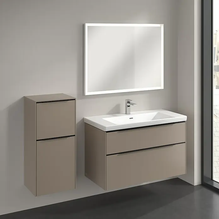 Villeroy & Boch Subway 3.0 Seitenschrank - B x T x H: 40 x 36,2 x 86 cm, Taupe, DIN Anschlag: Links, Farbe Griff: Volcano Black - Badezimmer-Ensemble mit Waschtischunterschrank, Hochschrank und beleuchtetem Spiegel für ein modernes Ambiente im Bad.