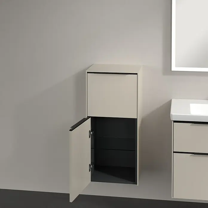 Villeroy & Boch Subway 3.0 Seitenschrank - B x T x H: 40 x 36,2 x 86 cm, Cashmere Grey, DIN Anschlag: Links, Farbe Griff: Volcano Black - Ein Badezimmer Hochschrank in Beige ist an der Wand montiert, die Tür ist geöffnet und gibt den Blick auf zwei Glasablagen im Inneren frei.
