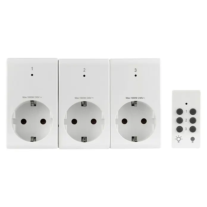 Voltomat Funksteckdosen-Set 3+1 - Weiß, 1.000 W - Nahaufnahme von drei weißen Steckdosen mit den Nummern 1, 2 und 3 sowie einer Fernbedienung zur Steuerung der Steckdosen.