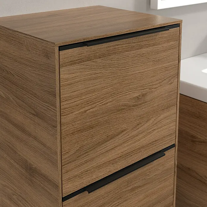 Villeroy & Boch Subway 3.0 Seitenschrank - B x T x H: 40 x 36,2 x 86 cm, Kansas Oak, DIN Anschlag: Links, Farbe Griff: Volcano Black - Das Bild zeigt einen modernen Holzschrank mit schwarzen Griffen, ideal für Badezimmer oder ähnliche Räume.