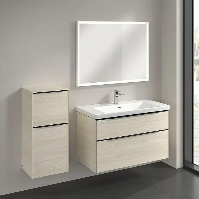 Villeroy & Boch Subway 3.0 Seitenschrank - B x T x H: 40 x 36,2 x 86 cm, White Oak, DIN Anschlag: Links, Farbe Griff: Volcano Black - Ein modernes Badezimmer-Set mit einem Unterschrank, einem Spiegelschrank und einem Hochschrank in hellem Holzdekor.