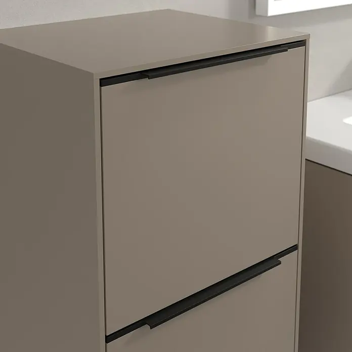 Villeroy & Boch Subway 3.0 Seitenschrank - B x T x H: 40 x 36,2 x 86 cm, Taupe, DIN Anschlag: Links, Farbe Griff: Volcano Black - Nahaufnahme eines modernen Schuhschranks in Taupe mit eleganten, schwarzen Griffen. Stilvolles Möbelstück für die Aufbewahrung von Schuhen.