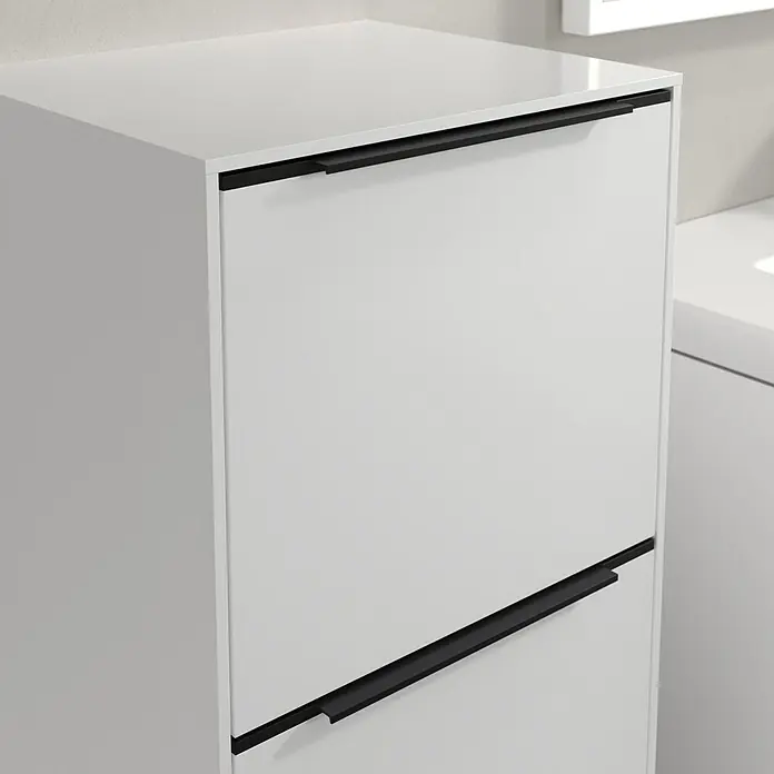 Villeroy & Boch Subway 3.0 Seitenschrank - B x T x H: 40 x 36,2 x 86 cm, Brilliant White, DIN Anschlag: Links, Farbe Griff: Volcano Black - Nahaufnahme eines weißen Badezimmerschranks mit zwei Schubladen und eleganten, schwarzen Griffen, der modernes Design und Funktionalität vereint.