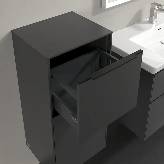 Villeroy & Boch Subway 3.0 Seitenschrank - B x T x H: 40 x 36,2 x 86 cm, Graphite, DIN Anschlag: Links, Farbe Griff: Volcano Black - Nahaufnahme eines modernen Badezimmerschranks mit offener Schublade, der elegantes Design und Funktionalität vereint.
