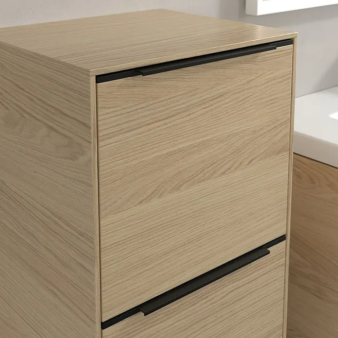 Villeroy & Boch Subway 3.0 Seitenschrank - B x T x H: 40 x 36,2 x 86 cm, Nordik Oak, DIN Anschlag: Links, Farbe Griff: Volcano Black - Nahaufnahme eines modernen Holzschranks mit zwei Schubladen und schwarzen Griffen, ideal für stilvolle Aufbewahrung.