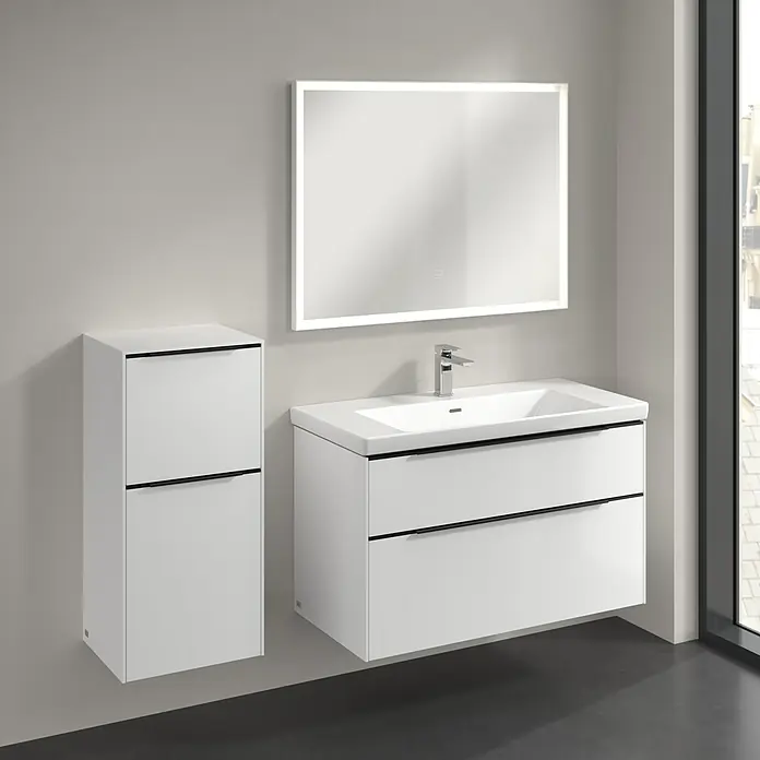 Villeroy & Boch Subway 3.0 Seitenschrank - B x T x H: 40 x 36,2 x 86 cm, Brilliant White, DIN Anschlag: Links, Farbe Griff: Volcano Black - Ein modernes Badezimmer-Set mit weißem Waschtischunterschrank, Spiegelschrank und Hochschrank, ideal für stilvolle Badezimmer.