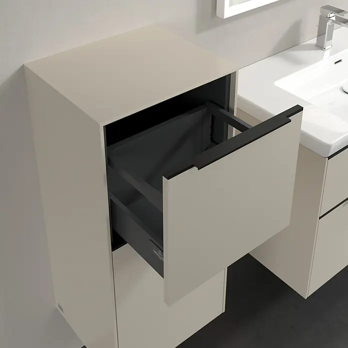 Villeroy & Boch Subway 3.0 Seitenschrank - B x T x H: 40 x 36,2 x 86 cm, Cashmere Grey, DIN Anschlag: Links, Farbe Griff: Volcano Black - Elegantes Badezimmer-Möbelset mit offenem Schubladenelement und Waschtisch. Das moderne Design besticht durch schlichte Linien.