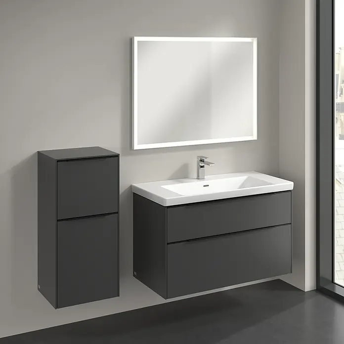Villeroy & Boch Subway 3.0 Seitenschrank - B x T x H: 40 x 36,2 x 86 cm, Graphite, DIN Anschlag: Links, Farbe Griff: Volcano Black - Modernes Badezimmer-Ensemble mit einem schwebenden Waschtischunterschrank, einem passenden Hochschrank und einem beleuchteten Spiegel.