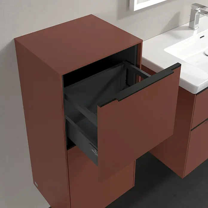 Villeroy & Boch Subway 3.0 Seitenschrank - B x T x H: 40 x 36,2 x 86 cm, Wine Red, DIN Anschlag: Links, Farbe Griff: Volcano Black - Moderne Badezimmereinrichtung mit einem terracottafarbenen Waschtischunterschrank mit Auszug, der praktischen Stauraum bietet.