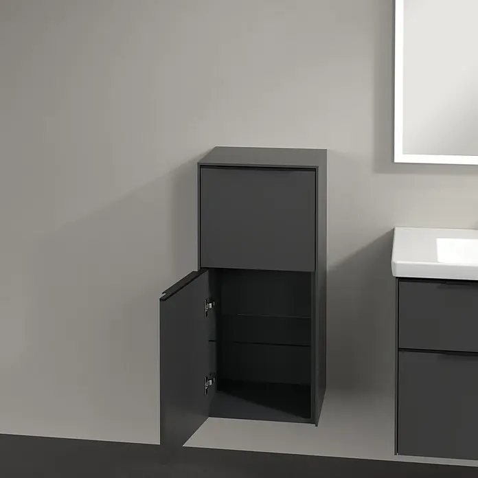 Villeroy & Boch Subway 3.0 Seitenschrank - B x T x H: 40 x 36,2 x 86 cm, Graphite, DIN Anschlag: Links, Farbe Griff: Volcano Black - Dunkelgrauer Badezimmerschrank mit einer offenen Tür, der Glasböden und Stauraum zeigt, neben einem Waschtisch mit Spiegel.