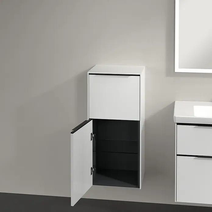 Villeroy & Boch Subway 3.0 Seitenschrank - B x T x H: 40 x 36,2 x 86 cm, Brilliant White, DIN Anschlag: Links, Farbe Griff: Volcano Black - Das Bild zeigt einen Badezimmerschrank in Weiß mit einer geöffneten Tür, der Innenraum ist schwarz und mit Glasböden ausgestattet.