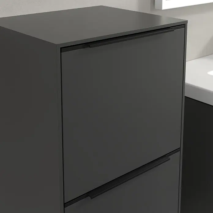 Villeroy & Boch Subway 3.0 Seitenschrank - B x T x H: 40 x 36,2 x 86 cm, Graphite, DIN Anschlag: Links, Farbe Griff: Volcano Black - Nahaufnahme eines modernen, anthrazitfarbenen Schuhschranks mit zwei Fächern und minimalistischen Griffen, der stilvolle Aufbewahrungslösungen bietet.