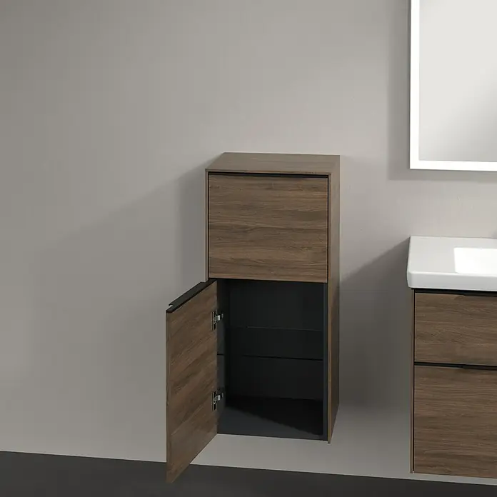 Villeroy & Boch Subway 3.0 Seitenschrank - B x T x H: 40 x 36,2 x 86 cm, Arizona Oak, DIN Anschlag: Links, Farbe Griff: Volcano Black - Ein moderner Badezimmerschrank in Holzoptik mit geöffneter Tür, der Stauraum und Stil vereint.
