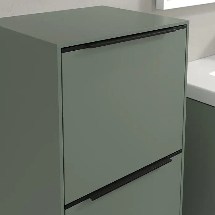 Villeroy & Boch Subway 3.0 Seitenschrank - B x T x H: 40 x 36,2 x 86 cm, Soft Green, DIN Anschlag: Links, Farbe Griff: Volcano Black - Nahaufnahme eines grünen Badezimmerschranks mit zwei Schubladen und schwarzen Griffen. Moderner Stil und Funktionalität vereint.