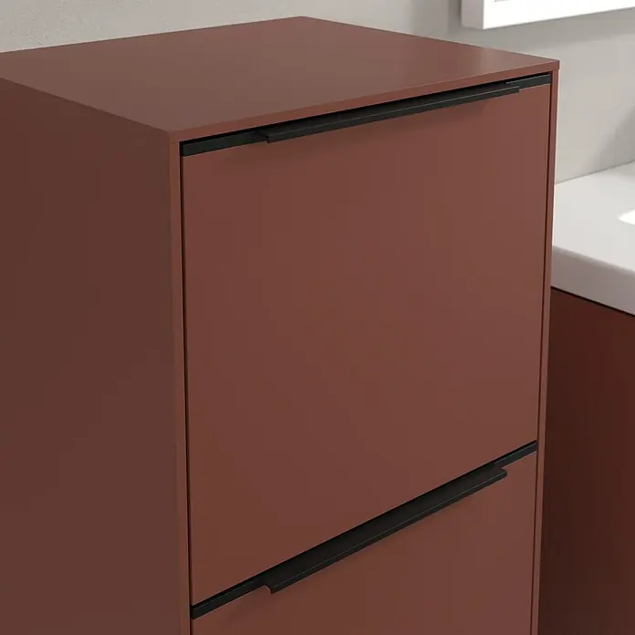 Villeroy & Boch Subway 3.0 Seitenschrank - B x T x H: 40 x 36,2 x 86 cm, Wine Red, DIN Anschlag: Links, Farbe Griff: Volcano Black - Nahaufnahme eines modernen braunen Badezimmerschranks mit schwarzen Griffen.