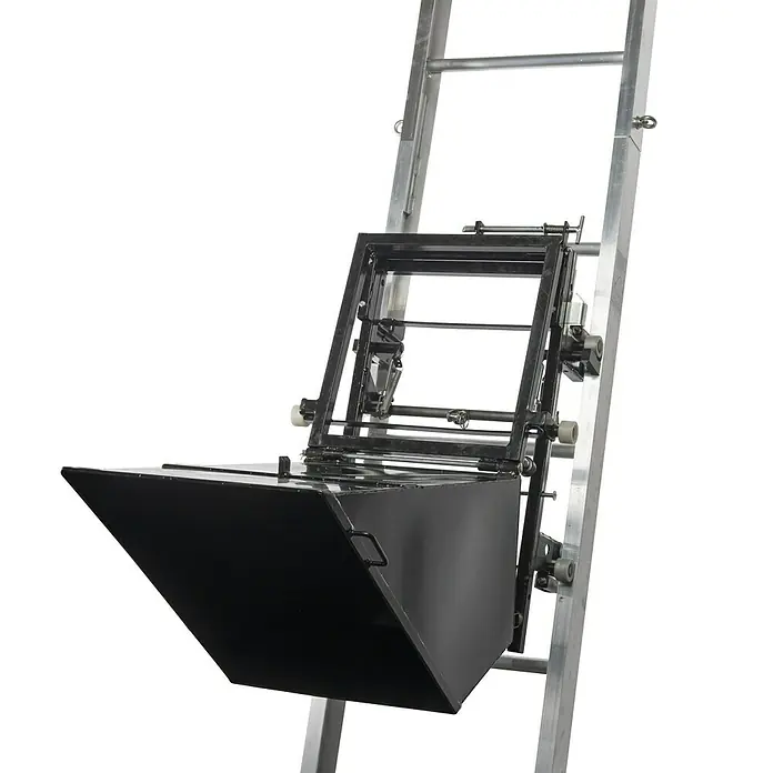 Haemmerlin Maxial Kippmulde / Kippkübel - Stahl, 65 l, Passend für: Bauaufzug Maxial Premium, Excellium & Expert - Abgebildete Leiter mit Lastenaufzug. Der Lastenaufzug ist ideal für den Transport von Gegenständen über eine Leiter.