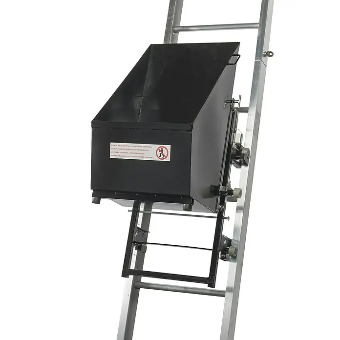 Haemmerlin Maxial Kippmulde / Kippkübel - Stahl, 65 l, Passend für: Bauaufzug Maxial Premium, Excellium & Expert - Der Lastenaufzug mit einer schwarzen Transportbox, montiert an einer silbernen Leiter.