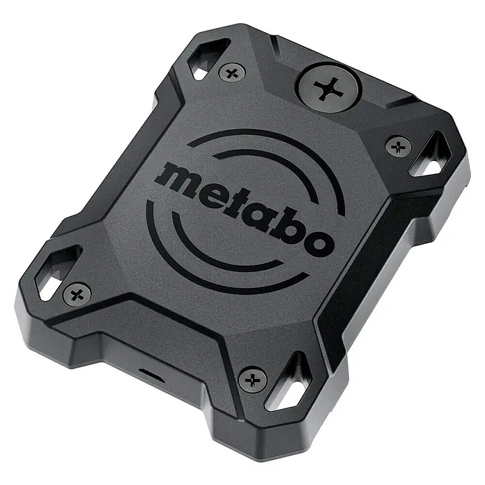 Metabo Werkzeug-Tracker - Smarte Steuerung: iOS/Apple Find My Netzwerk - Nahaufnahme eines grauen Metabo-Geräts mit Schrauben und dem Metabo-Logo, ideal für den Einsatz im professionellen Handwerk.