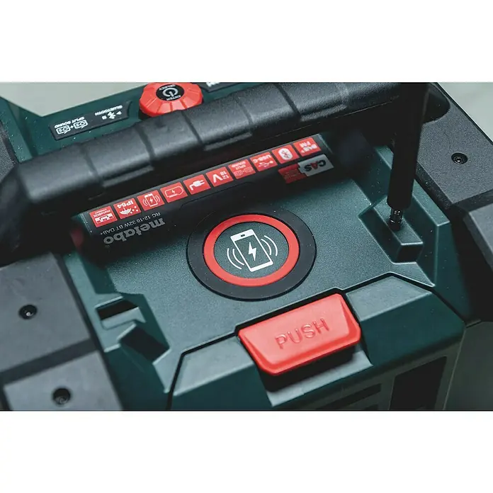 Metabo CAS 18V Akku-Baustellenradio RC 12-18 32 W BT DAB+ - 18 V, 87,5 - 108,0 kHz (FM) - Nahaufnahme eines Metabo-Radios mit kabelloser Ladefunktion, rotem Netzschalter und Antenne für optimalen Empfang.