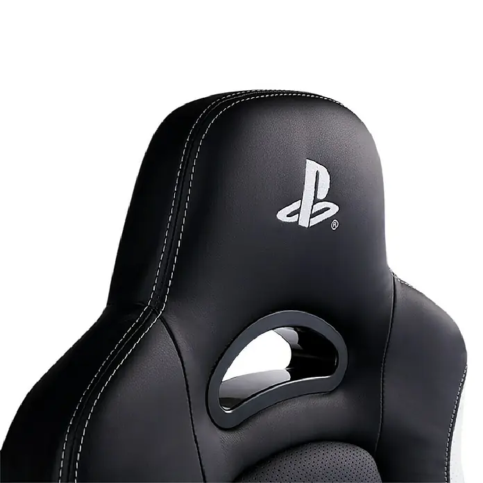 Nacon Silla de oficina licencia PlayStation - Para Gamers, Negro/Blanco, Ruedas - Vista detallada de una silla gaming negra con el logo de PlayStation y costuras blancas, combinando confort y estilo.