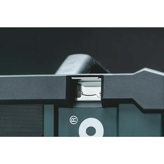 Metabo CAS 18V Akku-Baustellenradio RC 12-18 32 W BT DAB+ - 18 V, 87,5 - 108,0 kHz (FM) - Detailaufnahme eines robusten Lautsprechers mit Tragegriff und Metallelement, ideal für Baustellen oder Outdoor-Aktivitäten.