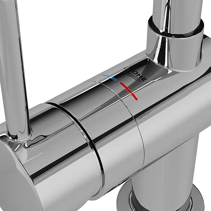 Grohe Spültischarmatur Minta - L-Auslauf, Chrom, Glänzend, Schwenkbar - Detailaufnahme einer glänzenden Grohe Armatur, die mit roten und blauen Temperaturmarkierungen versehen ist, vor einem grafischen Hintergrund.