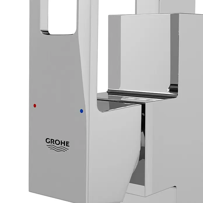 Grohe Eurocube Spültischarmatur - Chrom, Glänzend - Nahaufnahme einer Grohe Armatur mit roten und blauen Farbpunkten zur Temperaturregelung, glänzende Oberfläche.