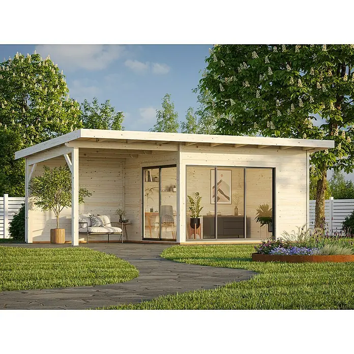 Palmako Gartenhaus Andrea Slide Plus - Außenmaß inkl. Dachüberstand (B x T): 715 x 402 cm, Unbehandeltes Holz, Natur - Ein modernes Gartenhaus mit Schiebetüren und einer überdachten Terrasse, umgeben von üppigem Grün, bietet einen stilvollen Rückzugsort.