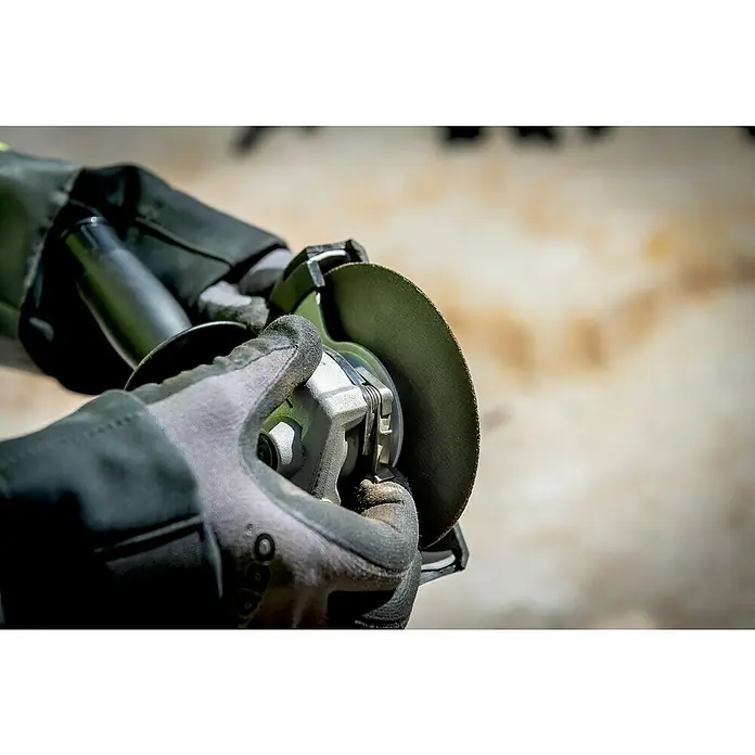 Metabo CAS 18V Akku-Winkelschleifer W 18 7-125 - Ohne Akku, Durchmesser Scheibe: 125 mm - Nahaufnahme eines Winkelschleifers in Aktion, der von Händen mit Arbeitshandschuhen gehalten wird.\n