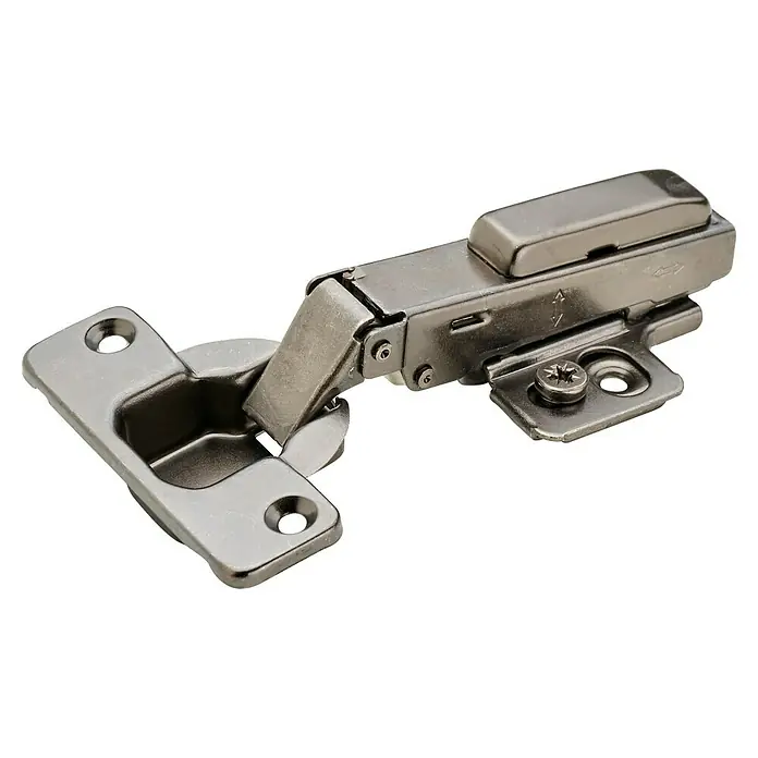 Hettich Türscharnier - Vorliegend, Durchmesser Topf: 35 mm, Stahl, Öffnungswinkel: 105 °, Schwarz, Klemmen, Bremssystem - Detailaufnahme eines Möbelscharniers aus Metall, das für die Befestigung von Schranktüren verwendet wird. Das Scharnier ist robust und langlebig.