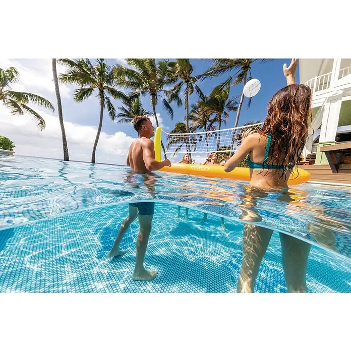 Intex Volleyball-Netz - L x B x H: 239 x 64 x 91 cm, Vinyl - Sommerliches Pool-Volleyballspiel mit einem Intex-Volleyballnetz, umgeben von Palmen und sonnigem Himmel.