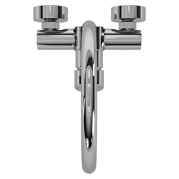 Grohe Concetto Spültischarmatur - Chrom, Glänzend, Wandmontage - Nahaufnahme einer glänzenden, silberfarbenen Wasserarmatur mit Drehgriffen. Die Armatur ist zentral platziert und vor einem schwarzen Hintergrund dargestellt.