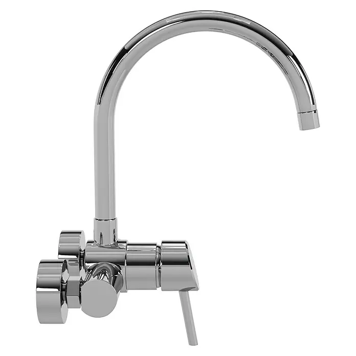 Grohe Concetto Spültischarmatur - Chrom, Glänzend, Wandmontage - Das Bild zeigt eine glänzende Chrom-Wandarmatur mit einem geschwungenen Auslauf und zwei Drehgriffen zur Steuerung des Wassers.