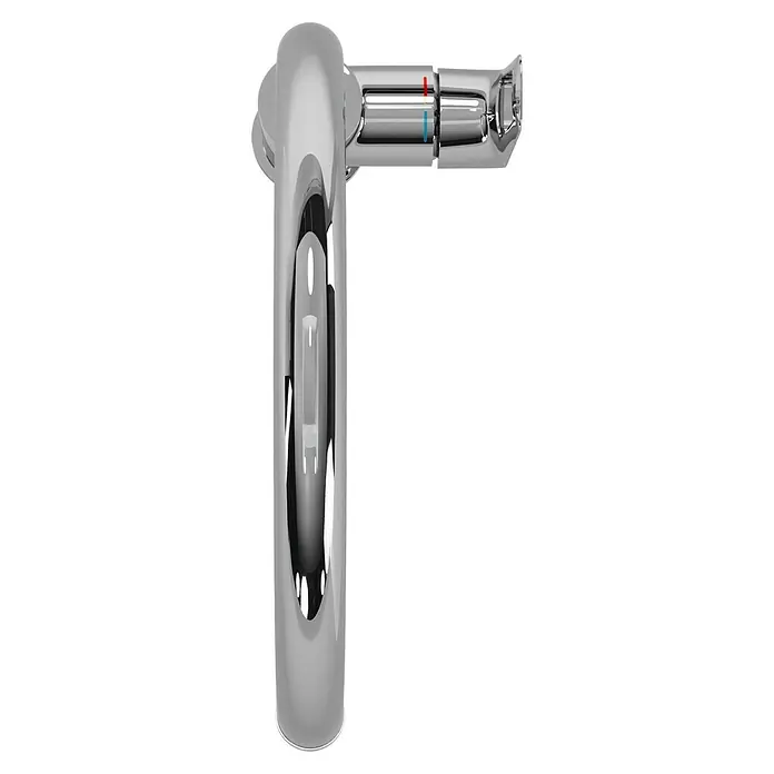 Grohe Start Loop Spültischarmatur - Chrom, Glänzend - Nahaufnahme eines glänzenden, modernen Wasserhahns mit roten und blauen Temperaturanzeigen. Hochwertiges Design für Bad oder Küche.