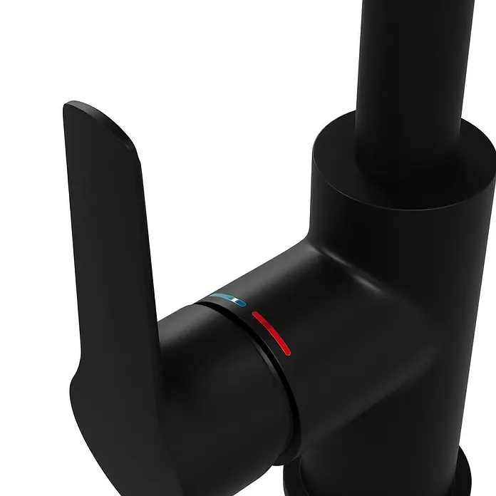 Grohe Start Spültischarmatur - Ausladung Armatur: 228 mm, Schwarz, Matt - Nahaufnahme einer schwarzen Armatur mit Temperaturanzeige für heißes und kaltes Wasser. Elegantes Design für moderne Badezimmer.