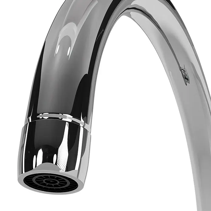 Grohe Start Loop Spültischarmatur - Chrom, Glänzend - Nahaufnahme einer glänzenden Chromarmatur mit modernem Design, die durch ihr reflektierendes Finish und ihre geschwungene Form besticht.