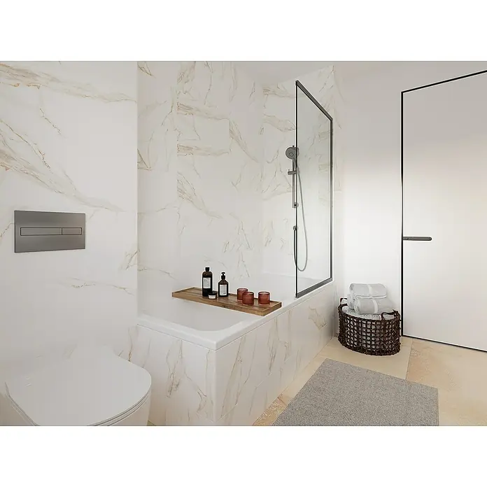 Wandfliese Calacatta - 30 x 60 cm, Weiß/Gold, Glänzend - Modernes Badezimmer mit Marmorfliesen, Badewanne mit Duschabtrennung, Toilette und Handtuchkorb. Das elegante Design sorgt für eine entspannende Atmosphäre.