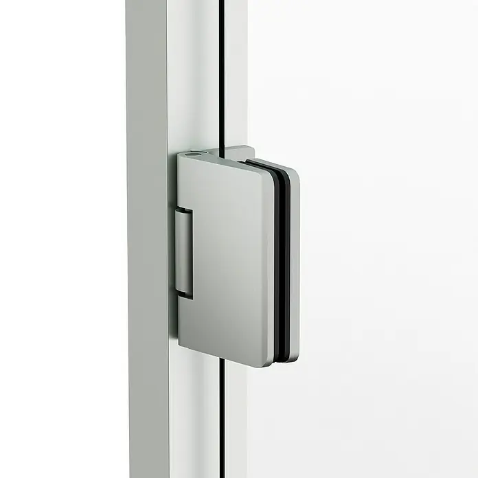GME Mampara de ducha esquinera Glass K - L x An x Al: 40 x 65 x 195 cm, Nickel - Primer plano de una bisagra de puerta de ducha de vidrio, que muestra su diseño elegante y funcionalidad, montada en una barra plateada.